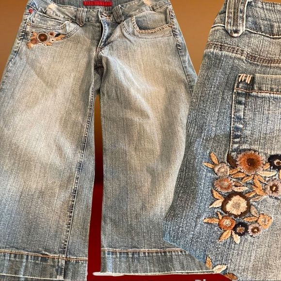 Denim - Cropped Embroidered Denim Jeans Flower Jeans
